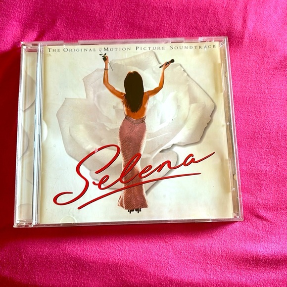 Selena - Picture 1 of 4